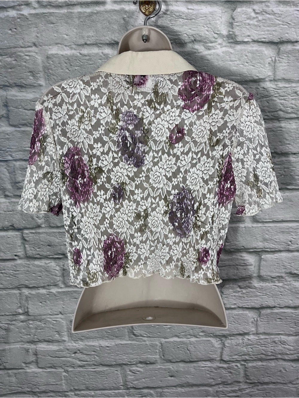 VTG 80’s 90’s Floral Sheer Lace Button Front Collared Lettuce Hem Crop Top - 8P - Picture 3 of 16